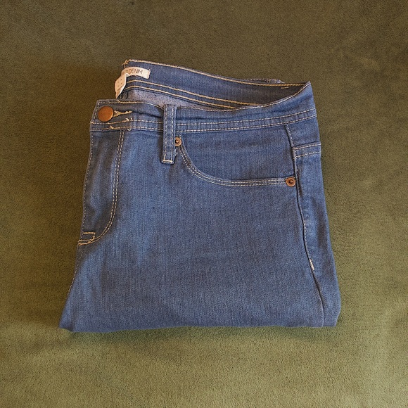 F21 | Light Wash Denim Jeans - Picture 3 of 7